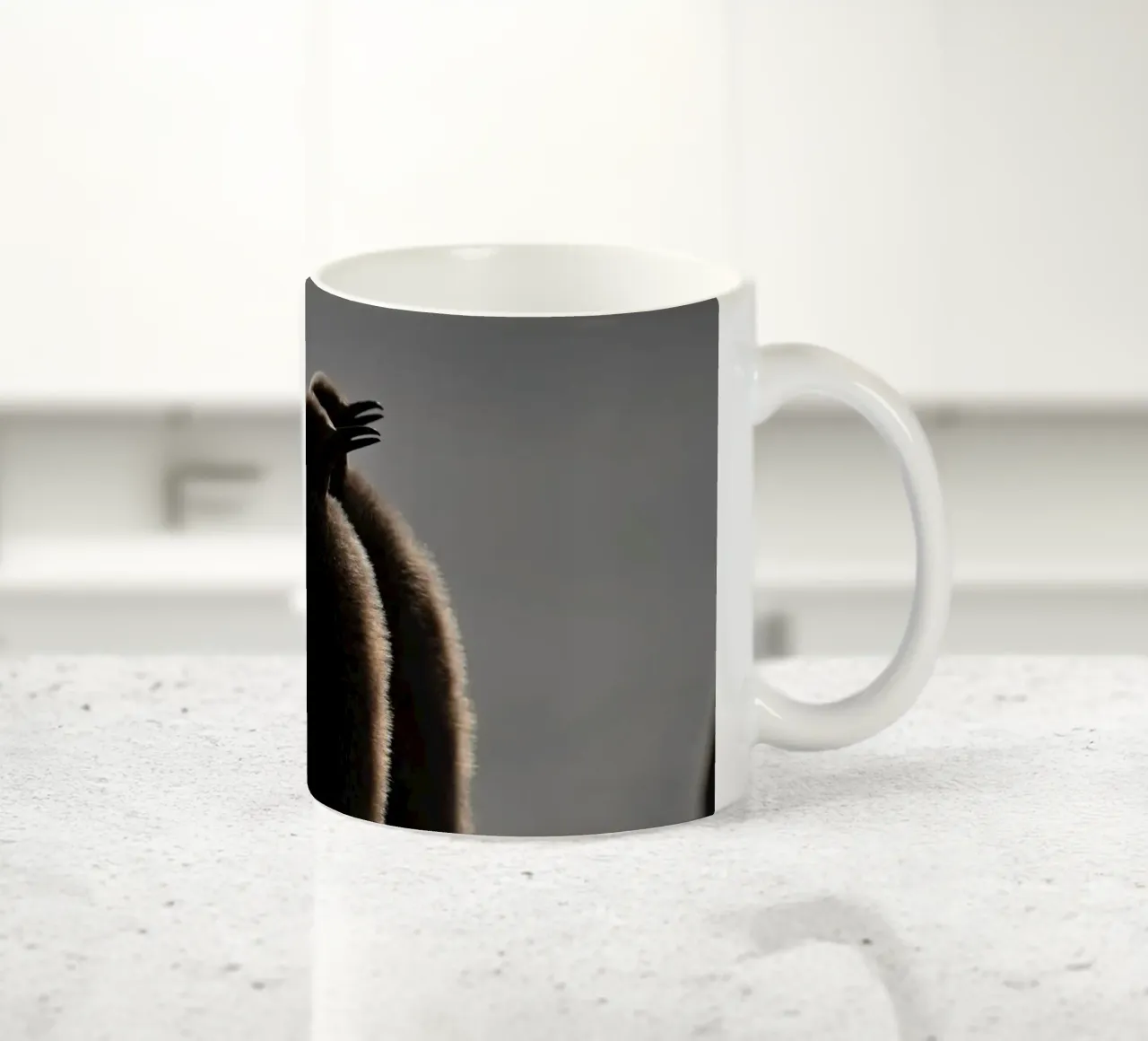 Soffici cuccioli di pinguino reale sulla spiaggia tazza in ceramica da DiveDuke