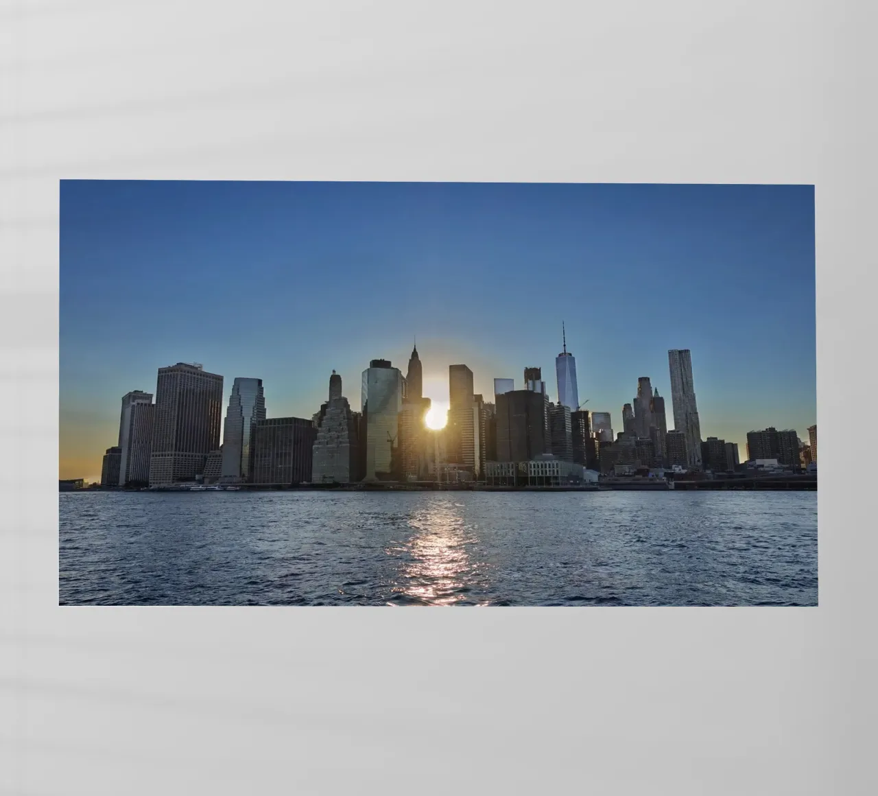 Lo skyline di New York al tramonto pellicola backlit da DiveDuke