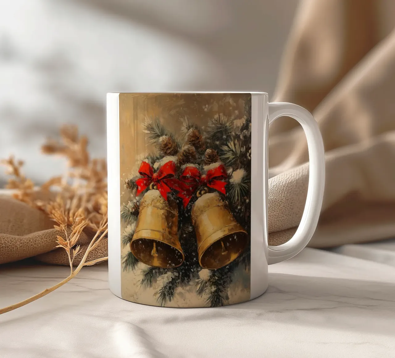 Campane di Natale in un ramo di abete tazza in ceramica da Cozy Vibes