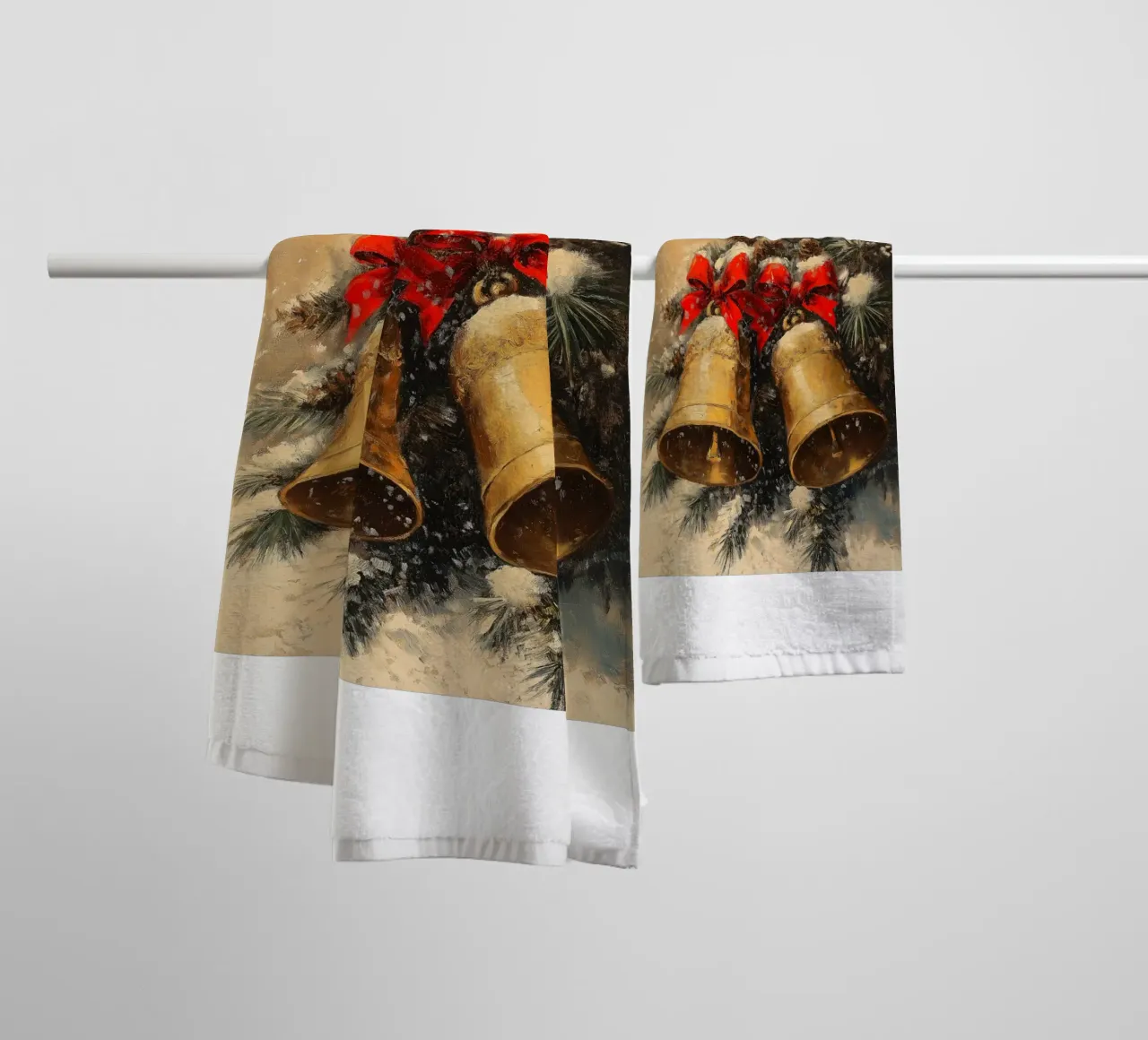 Campane di Natale in un ramo di abete asciugamano da bagno da Cozy Vibes