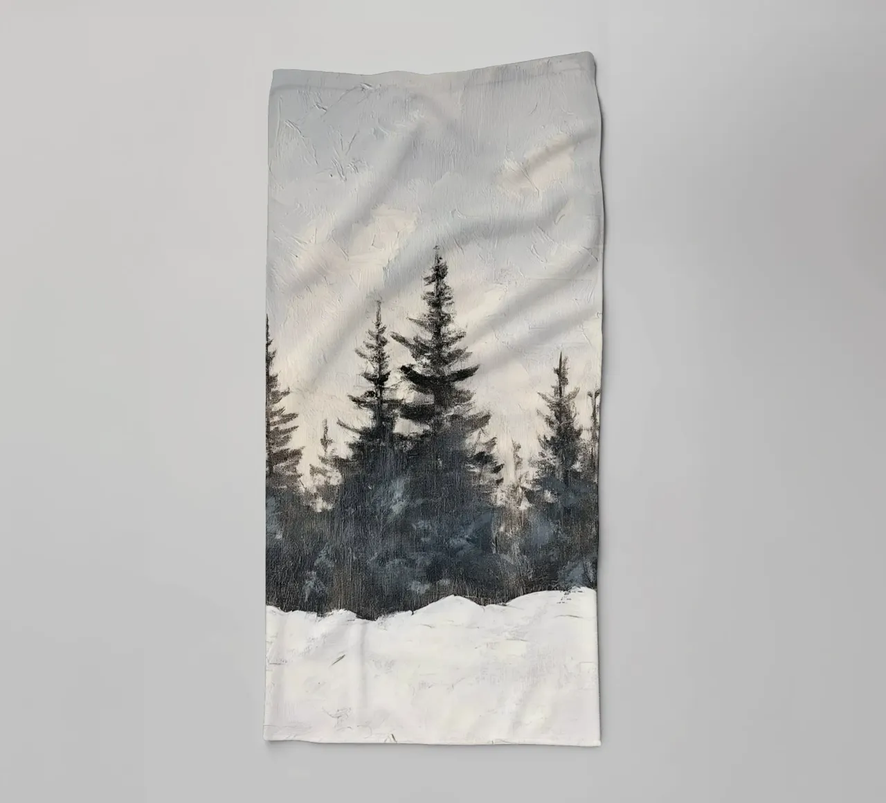 Silenzio invernale nella foresta di abeti rossi - pace nella luce della neve asciugamano da bagno da Cozy Vibes
