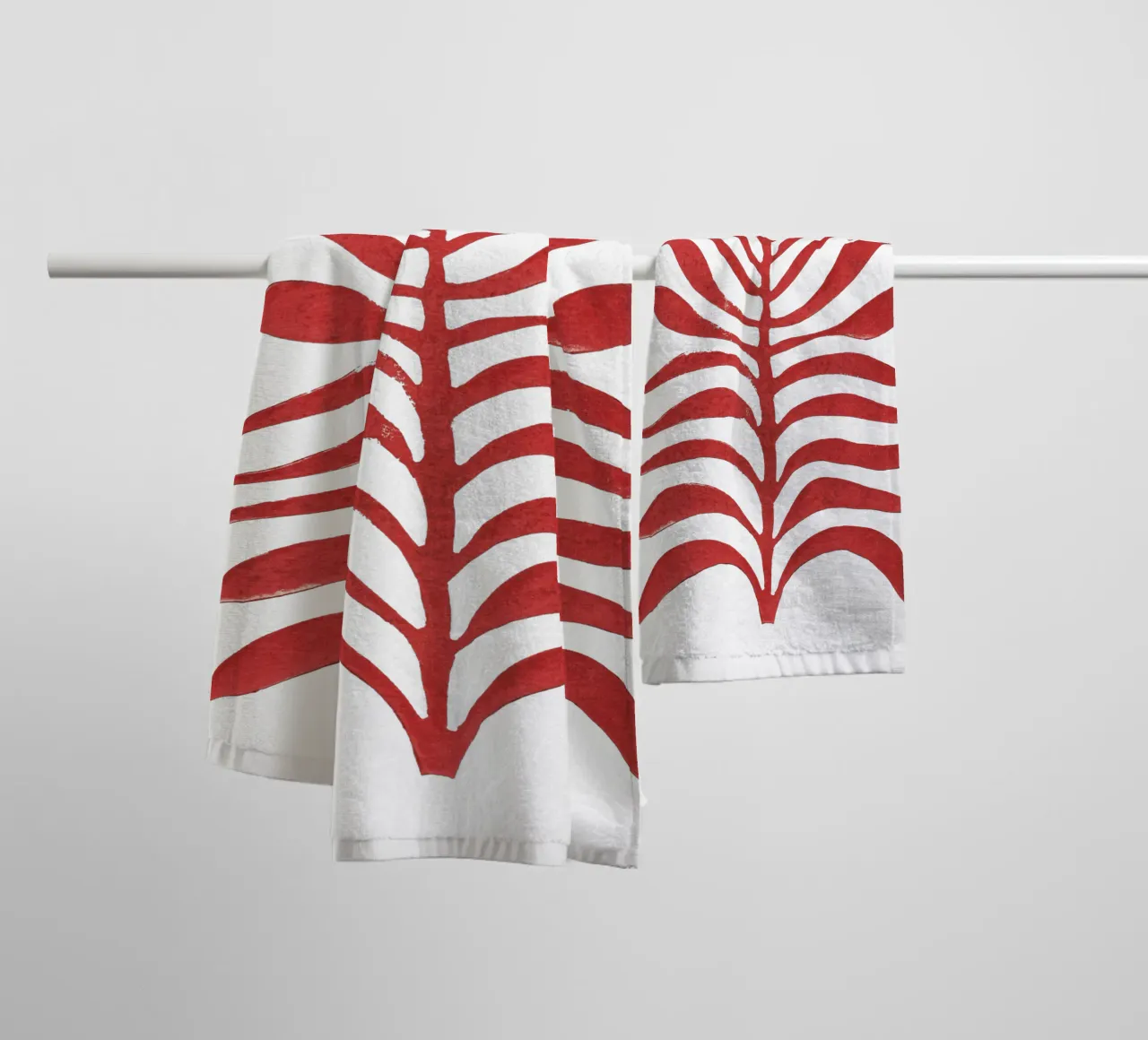 Alisa Galitsyna - Red Branch asciugamano da bagno da The Artcircle