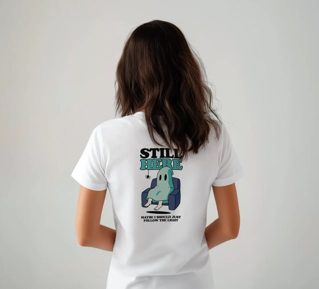 Un fantasma sul divano t-shirt da TeeLab