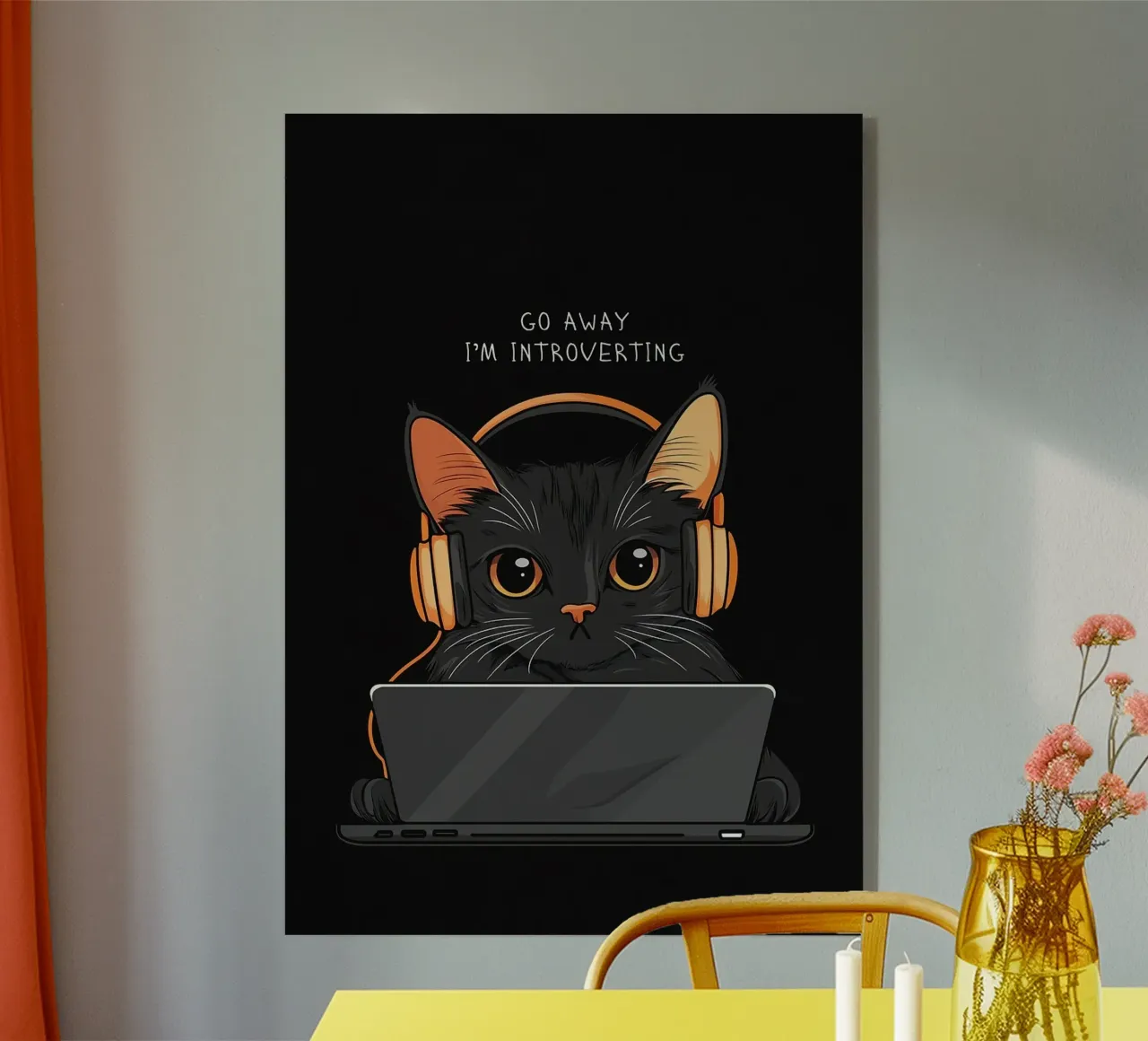 Gato introvertido con portátil metacrilato de kakaka