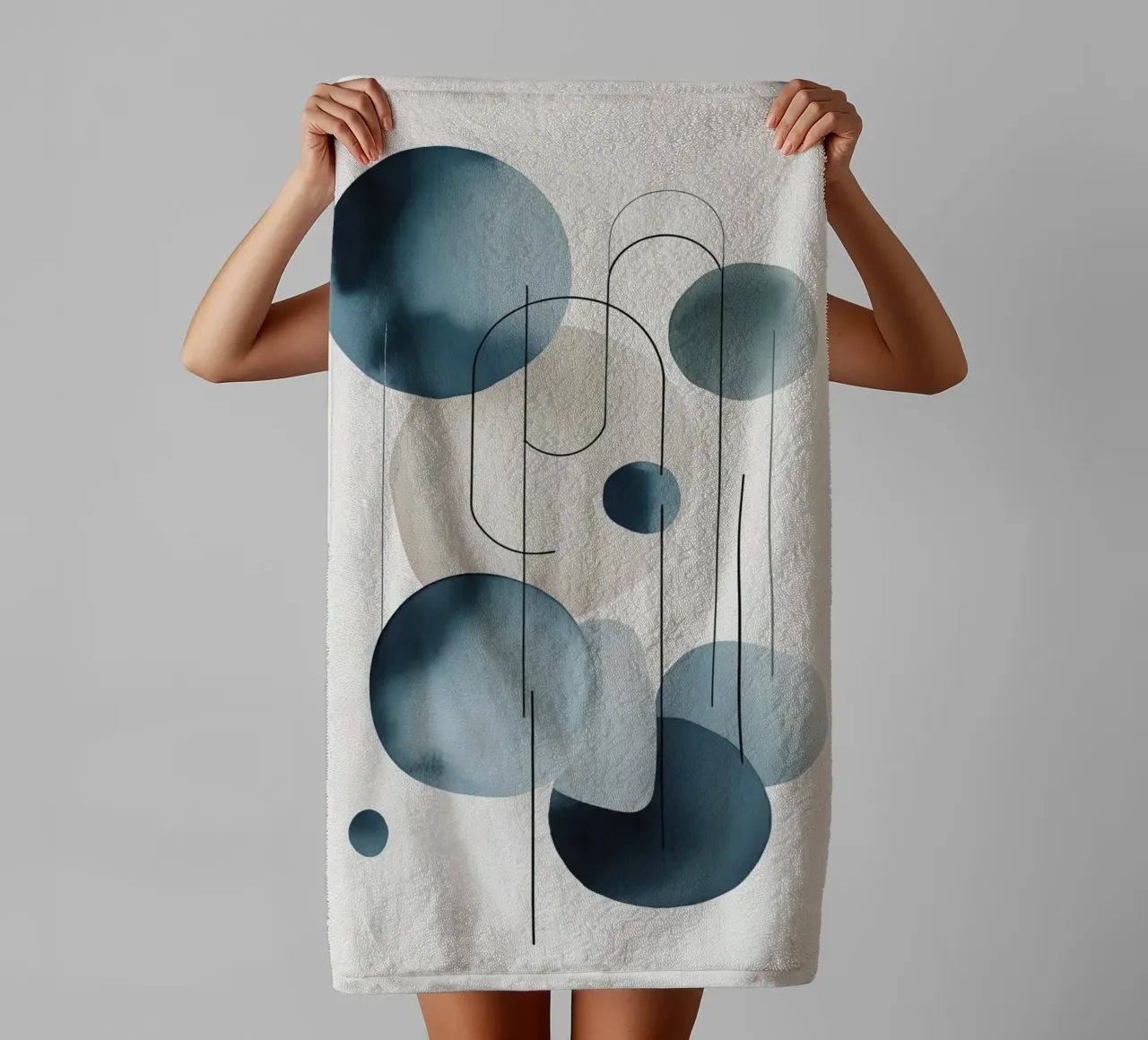 Composizione astratta di cerchi e archi asciugamano da bagno da DesignDoodle