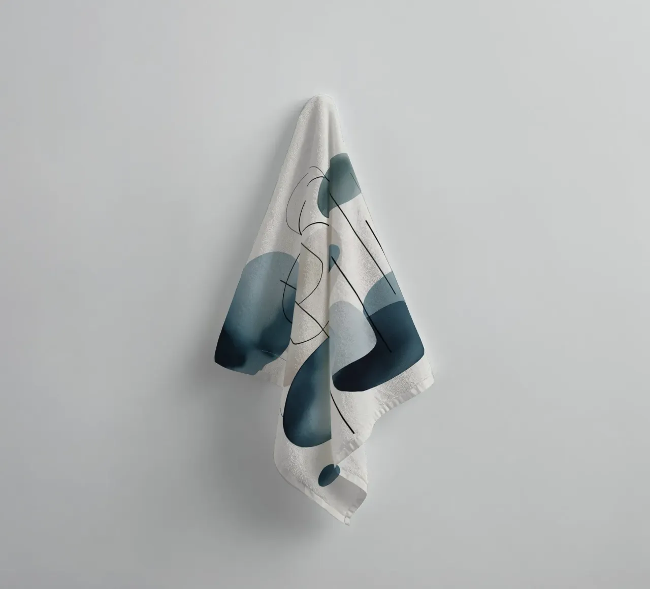 Composizione astratta di cerchi e archi asciugamano da bagno da DesignDoodle