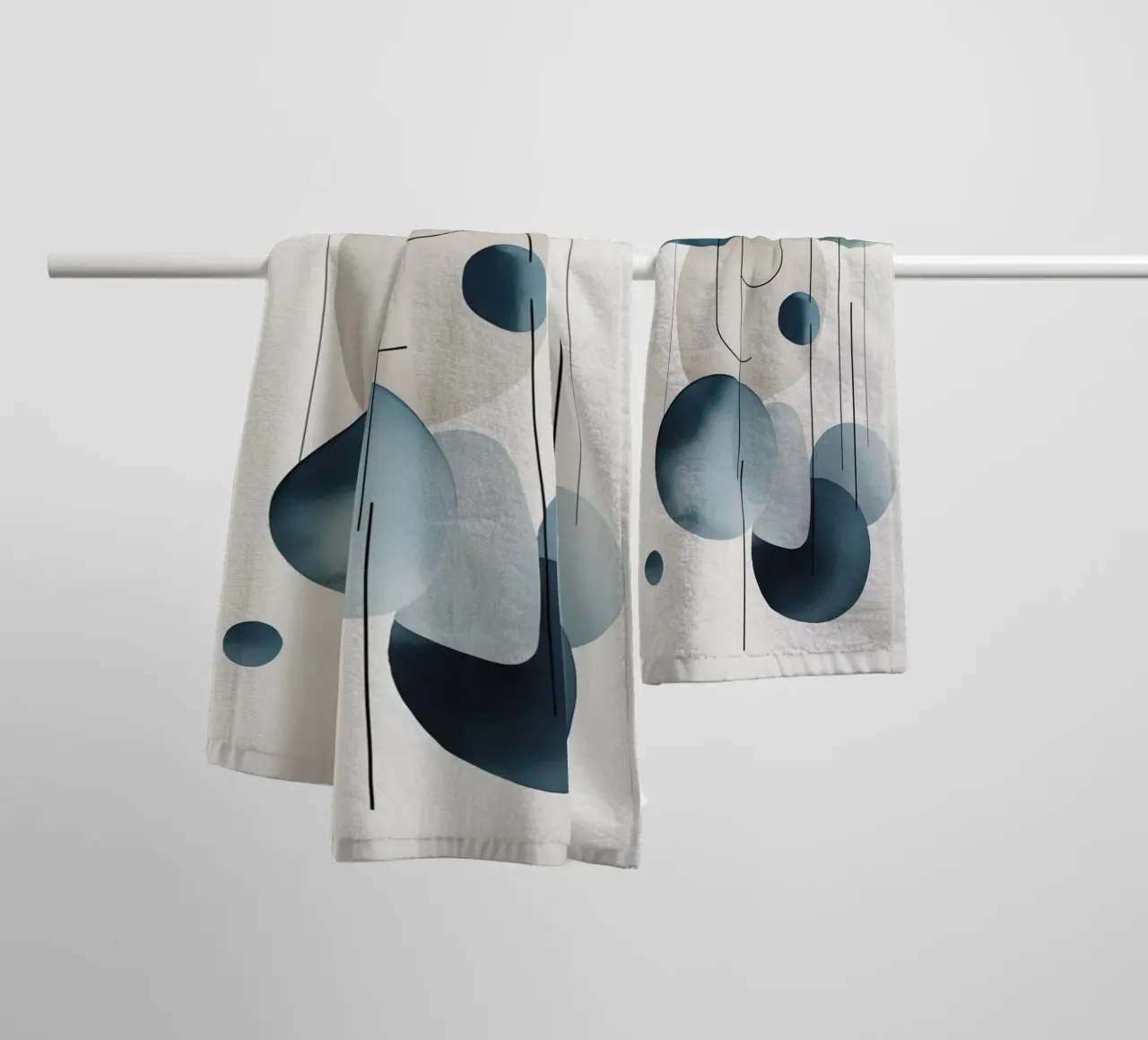 Composizione astratta di cerchi e archi asciugamano da bagno da DesignDoodle