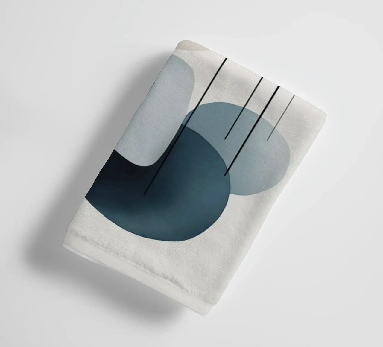 Composizione astratta di cerchi e archi asciugamano da bagno da DesignDoodle