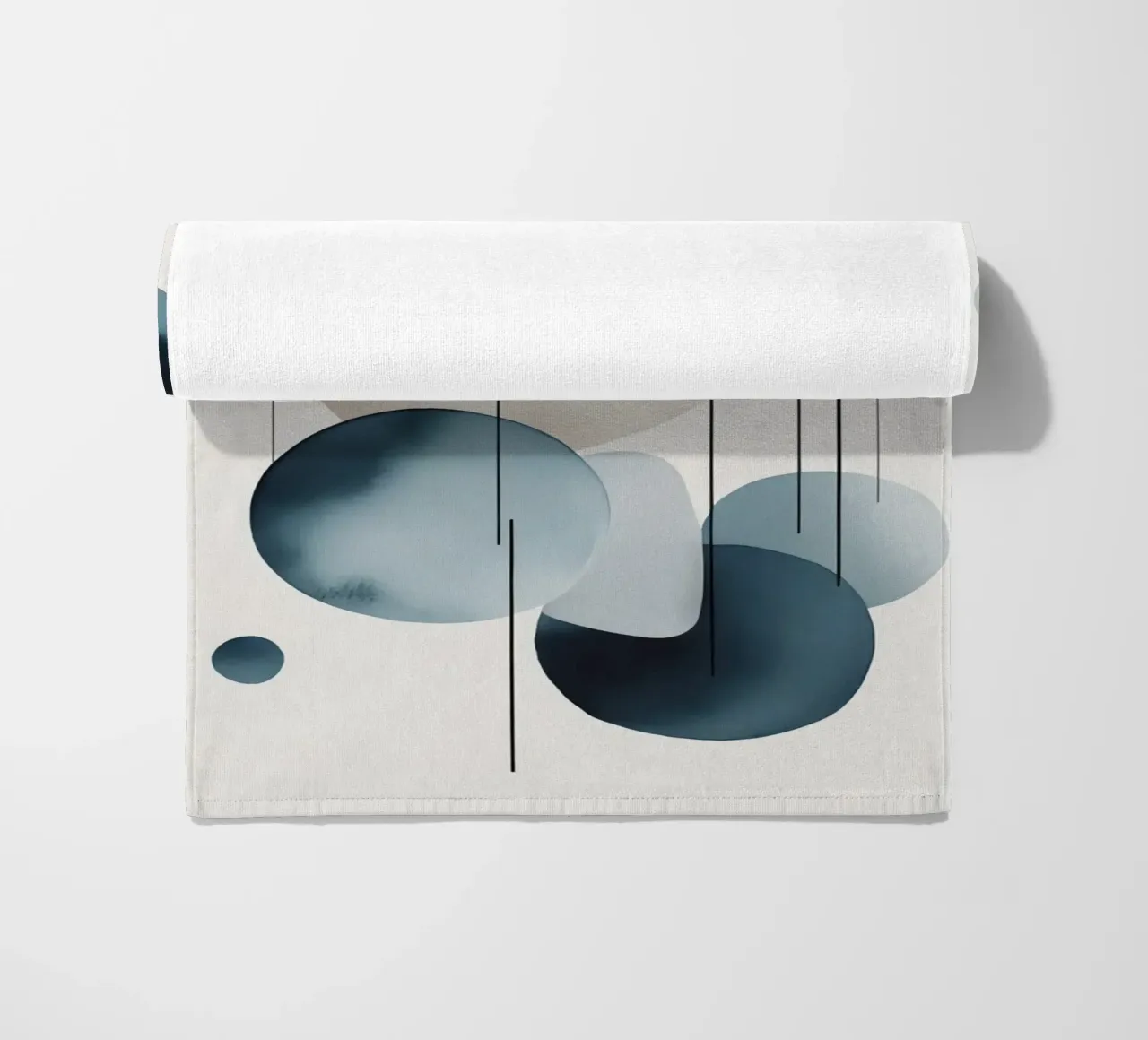 Abstracte cirkels en bogen compositie strandhanddoek van DesignDoodle