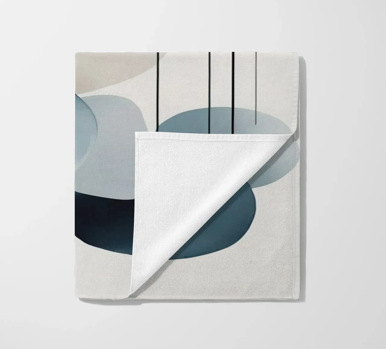 Abstracte cirkels en bogen compositie strandhanddoek van DesignDoodle