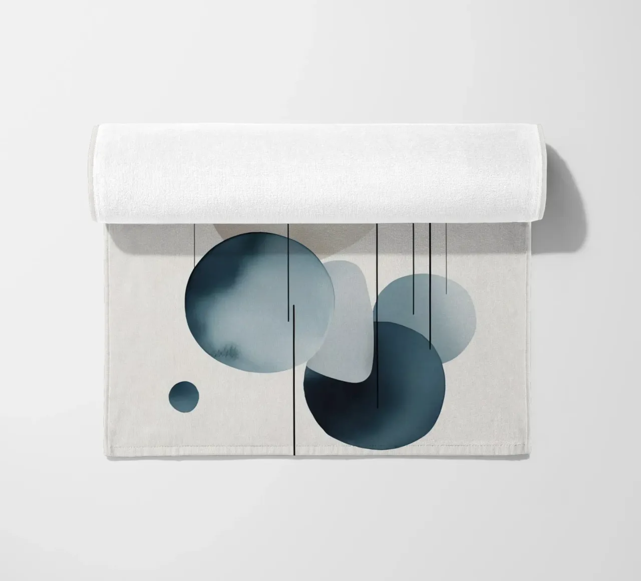 Abstracte cirkels en bogen compositie strandhanddoek van DesignDoodle