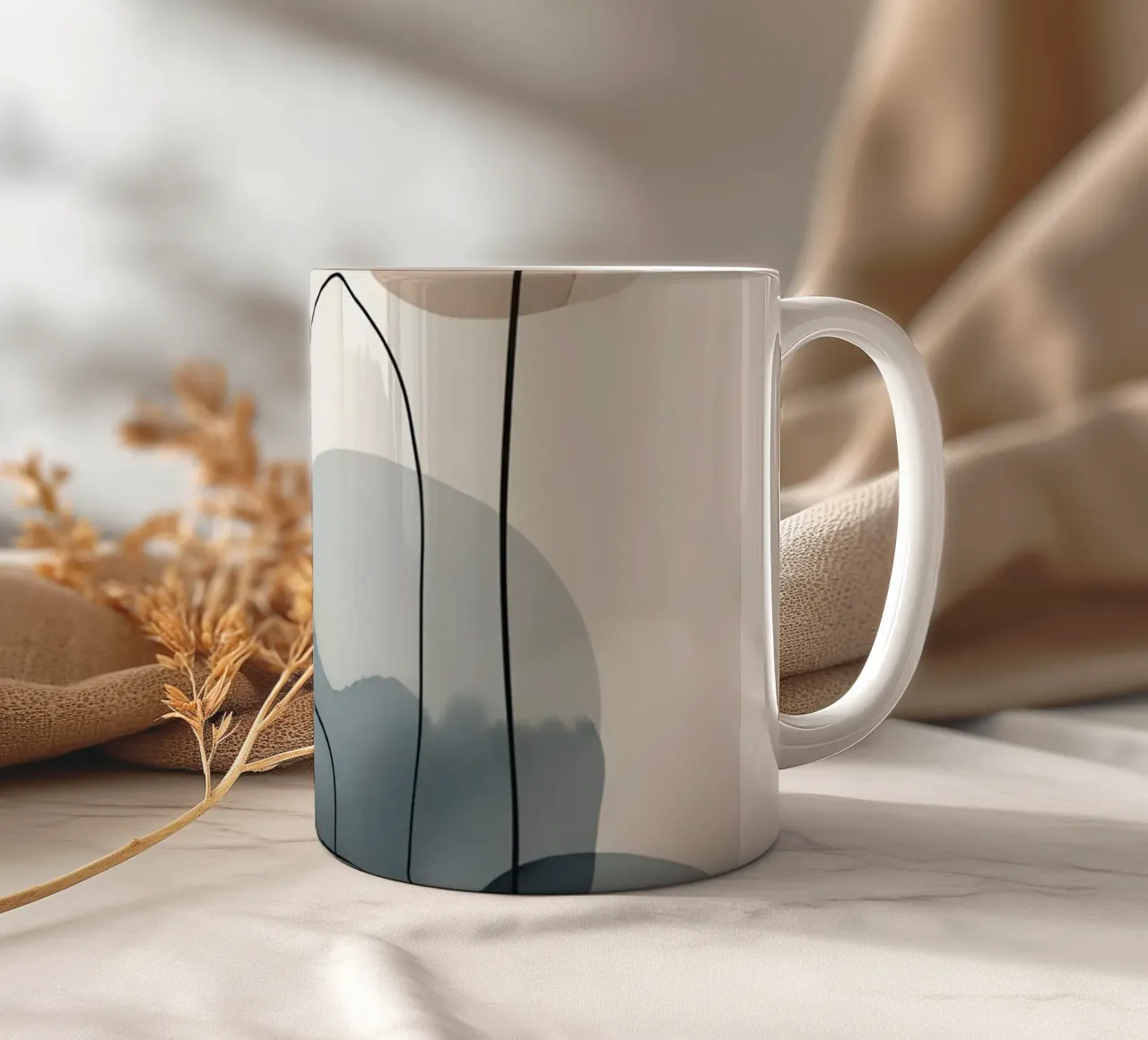 Forme organiche astratte con linee nere tazza in ceramica da DesignDoodle