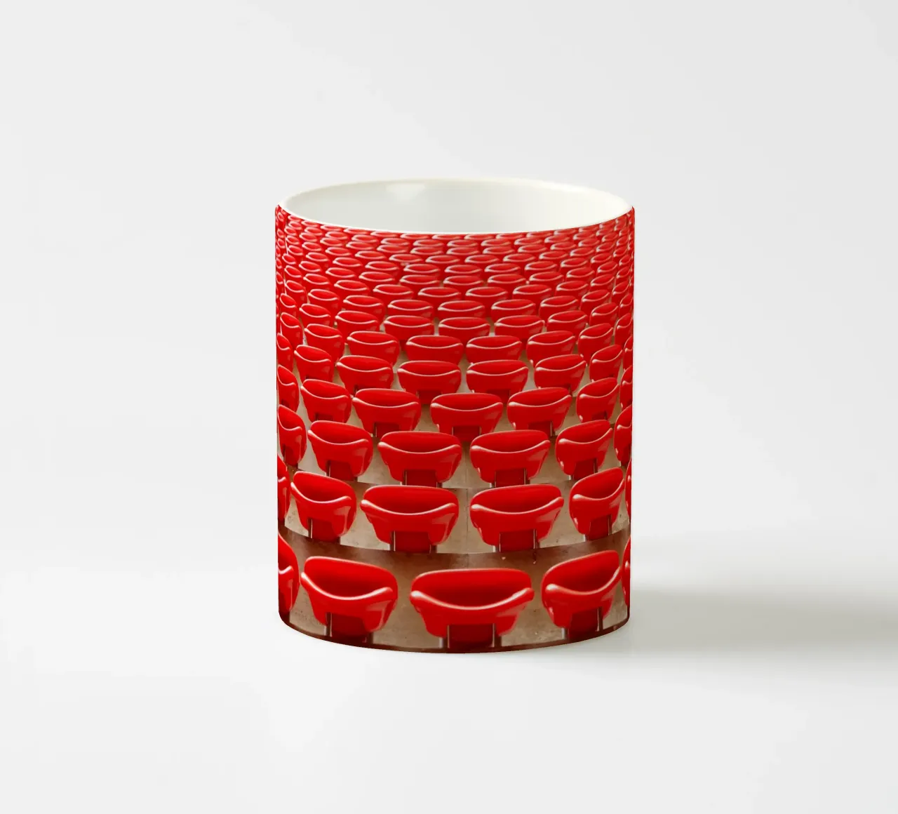 sedili da calcio rossi, fuga grafica tazza in ceramica da atmospheric pictures