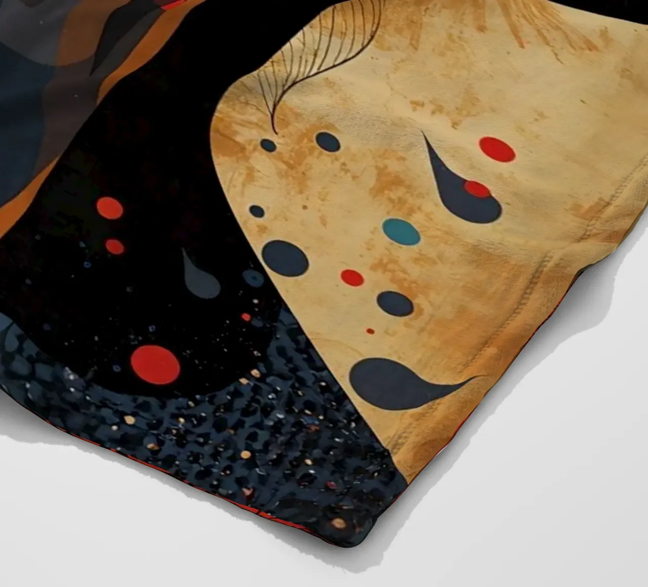 Ritratto astratto di una donna con un trucco audace coperta in pile da DesignDoodle