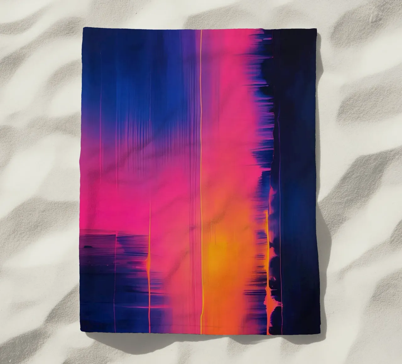 Strisce astratte Pinkesh con distorsione digitale telo mare da DesignDoodle