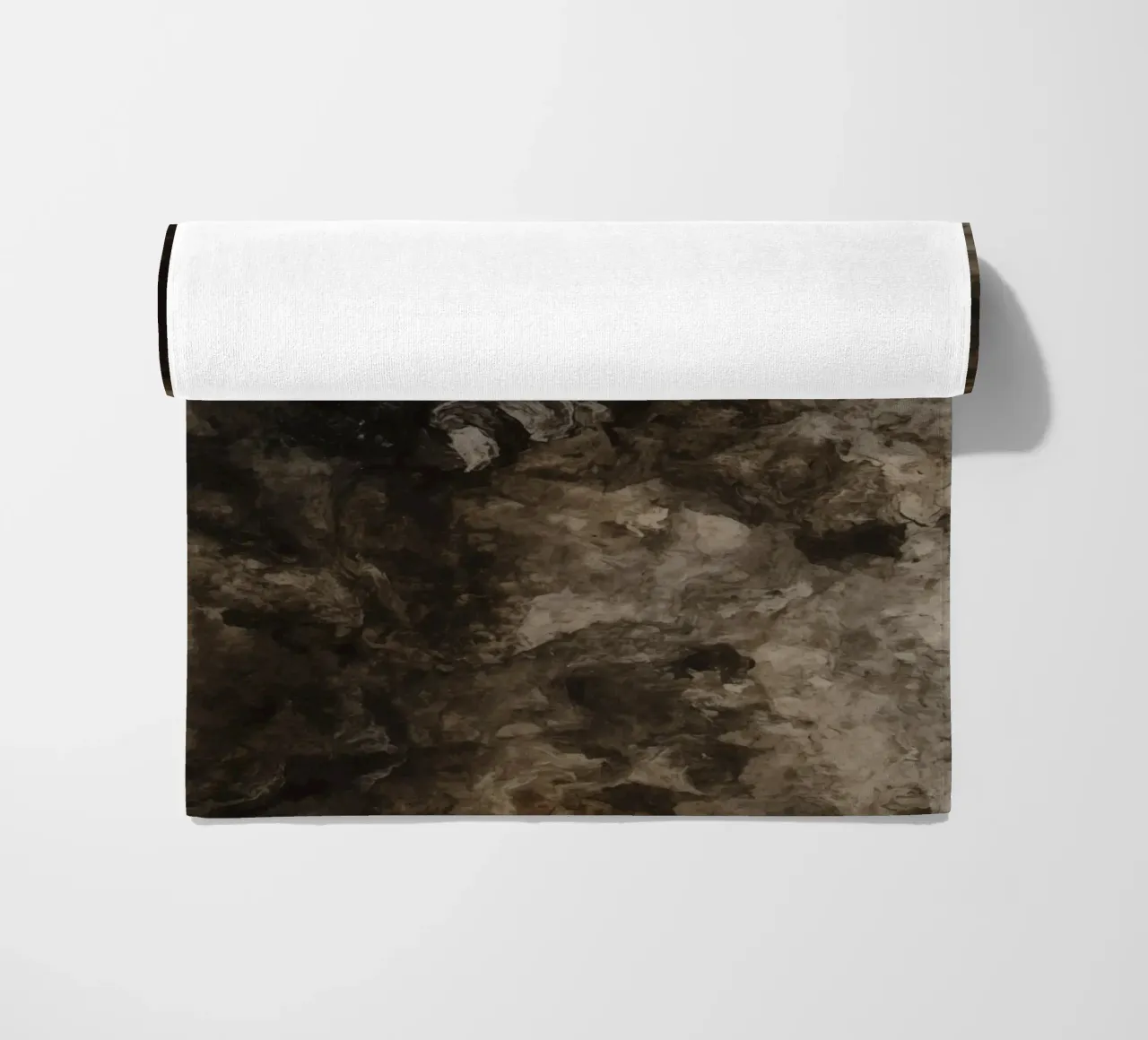 Abstrakte wirbelnde Texturen mit Rust Element Strandtuch von DesignDoodle