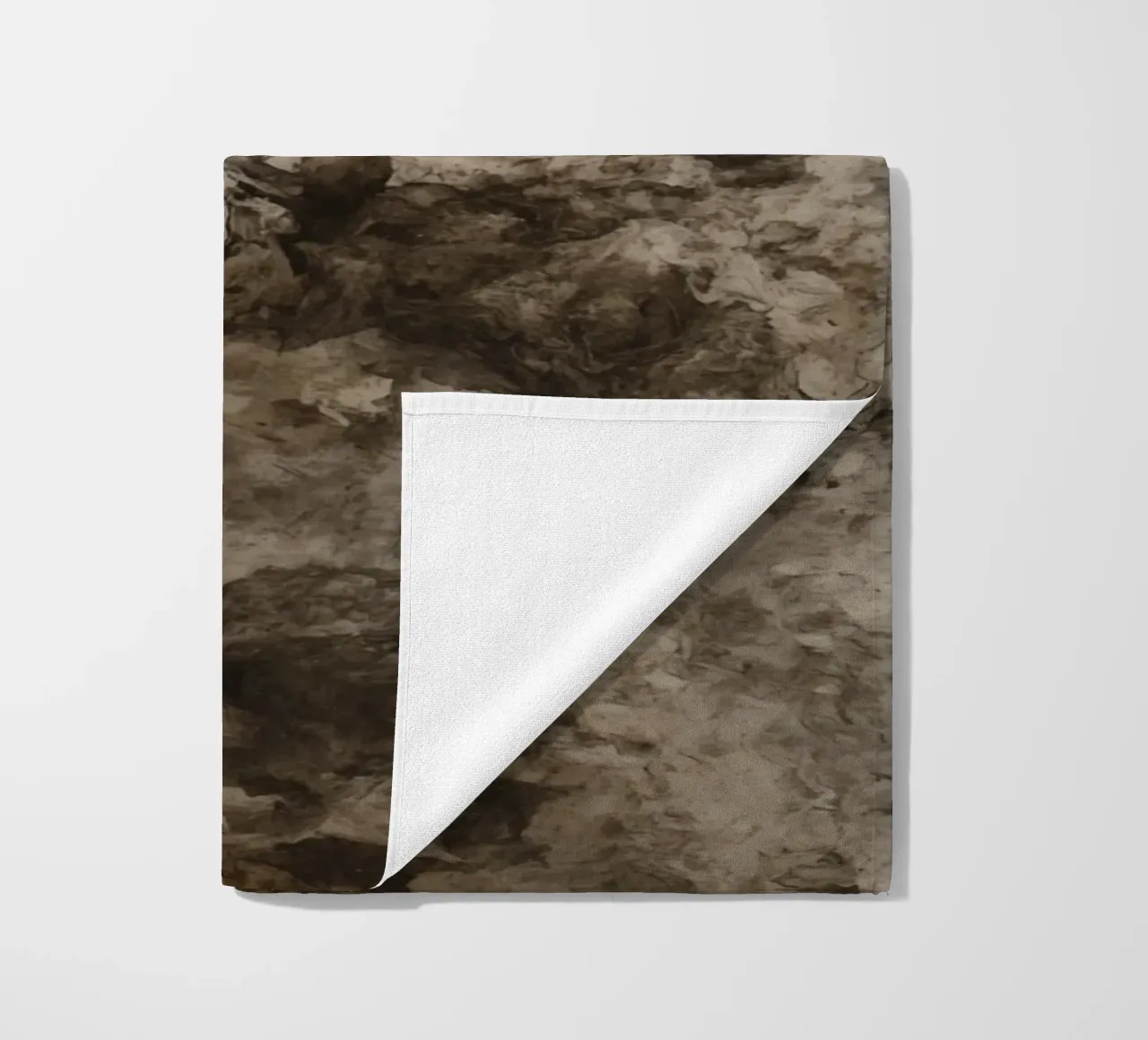 Abstrakte wirbelnde Texturen mit Rust Element Strandtuch von DesignDoodle