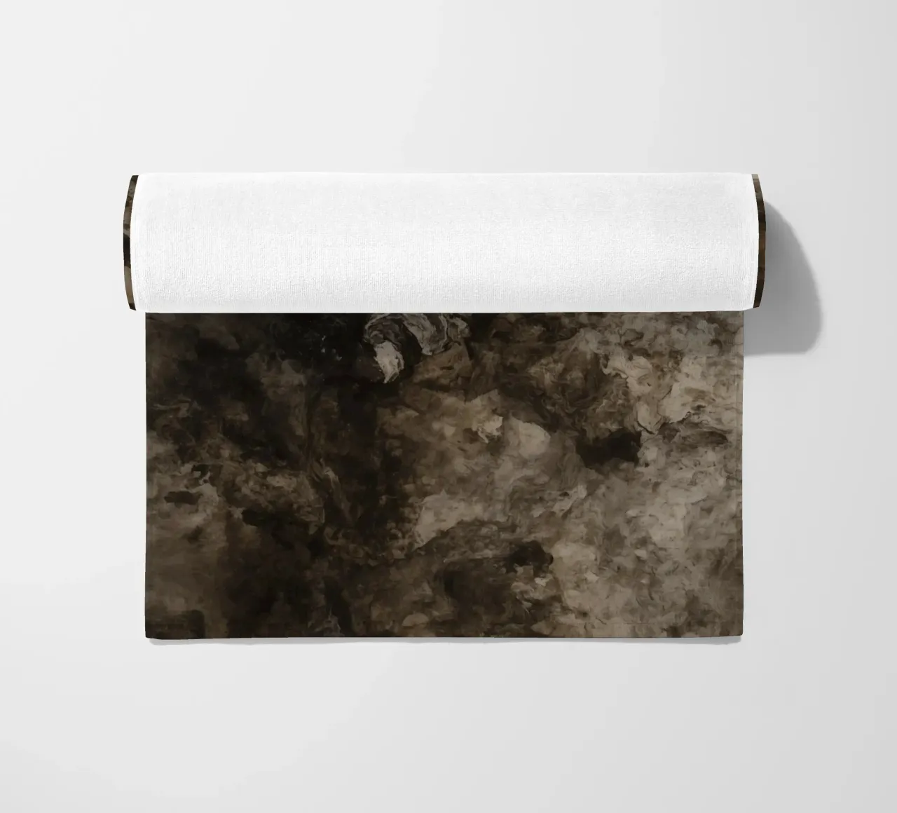 Abstrakte wirbelnde Texturen mit Rust Element Strandtuch von DesignDoodle