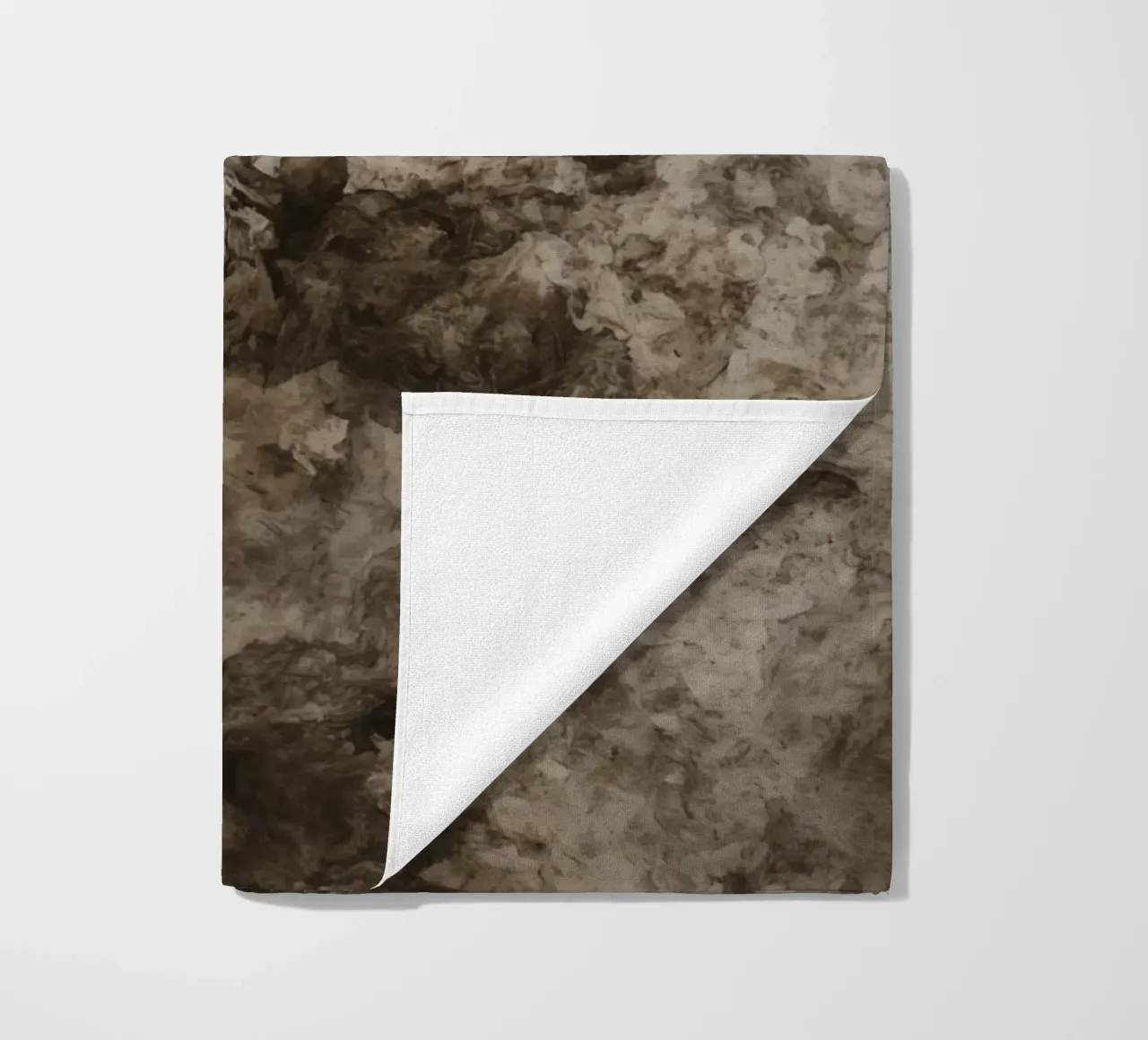 Abstrakte wirbelnde Texturen mit Rust Element Strandtuch von DesignDoodle