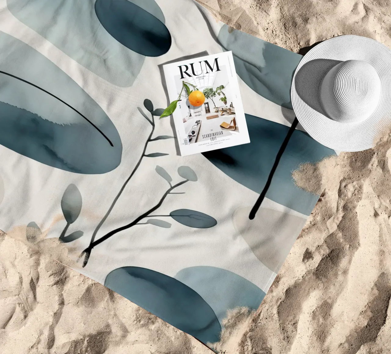 Formas abstractas de acuarela y elementos botánicos toalla de playa de DesignDoodle