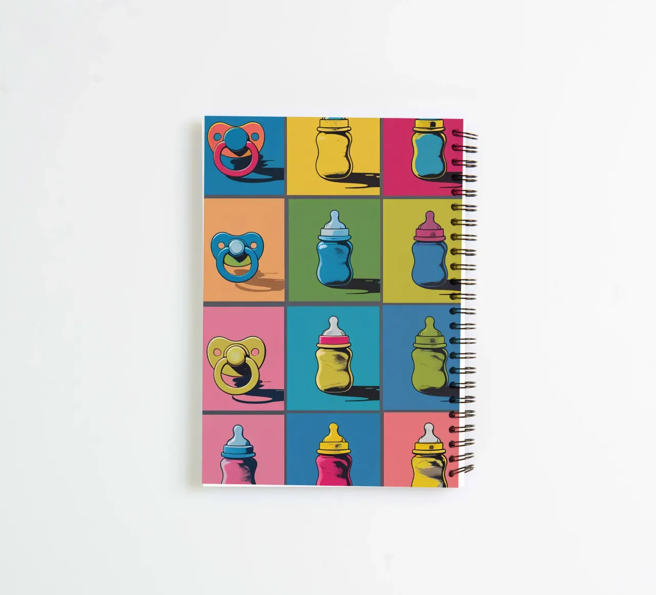 Biberons et sucettes dans une grille de présentation carnet à spirale de DesignDoodle
