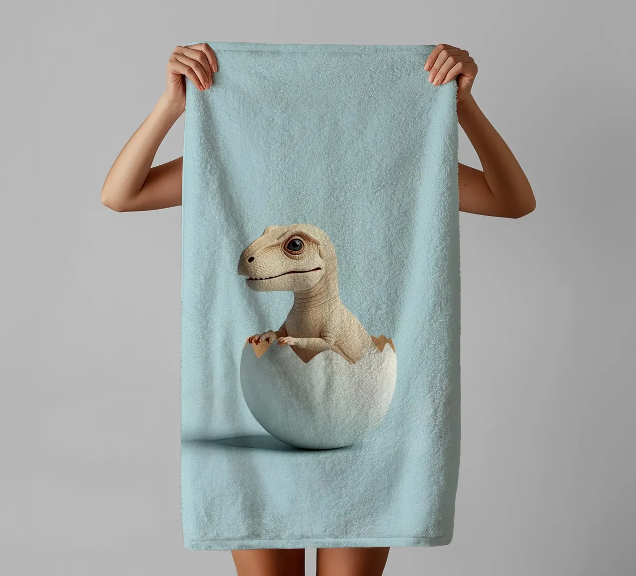 Simpática cría de dinosaurio saliendo de un huevo toalla de baño de DesignDoodle