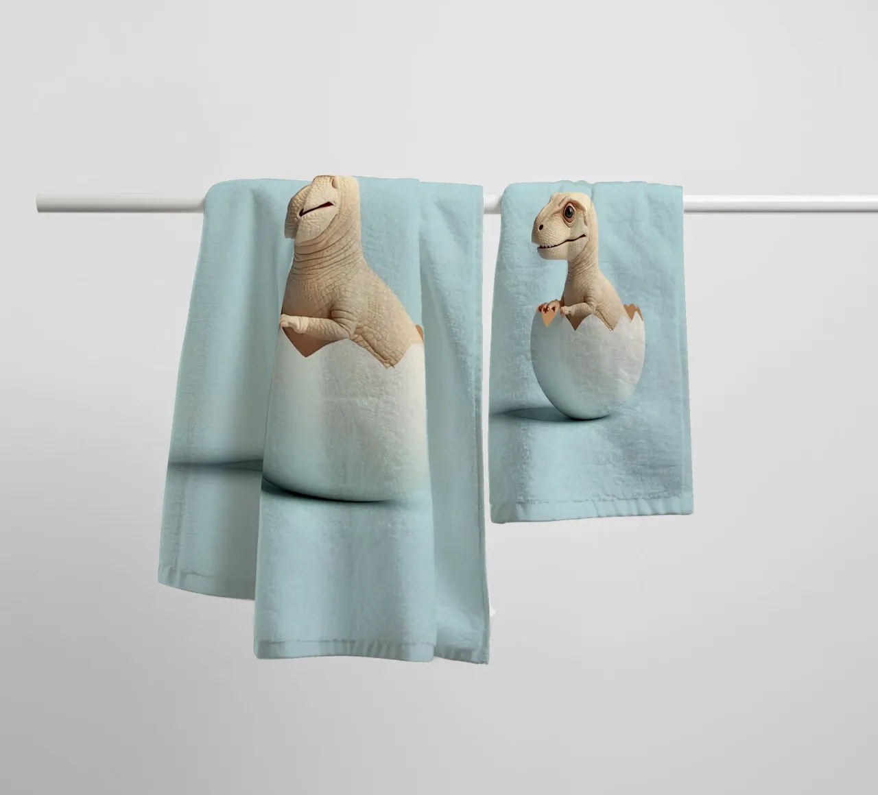 Simpática cría de dinosaurio saliendo de un huevo toalla de baño de DesignDoodle