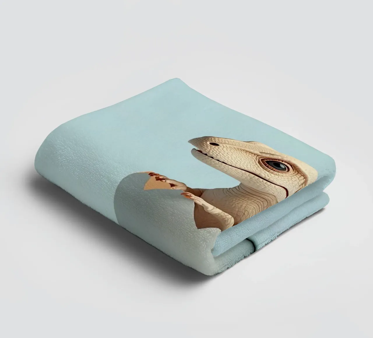 Simpática cría de dinosaurio saliendo de un huevo toalla de baño de DesignDoodle