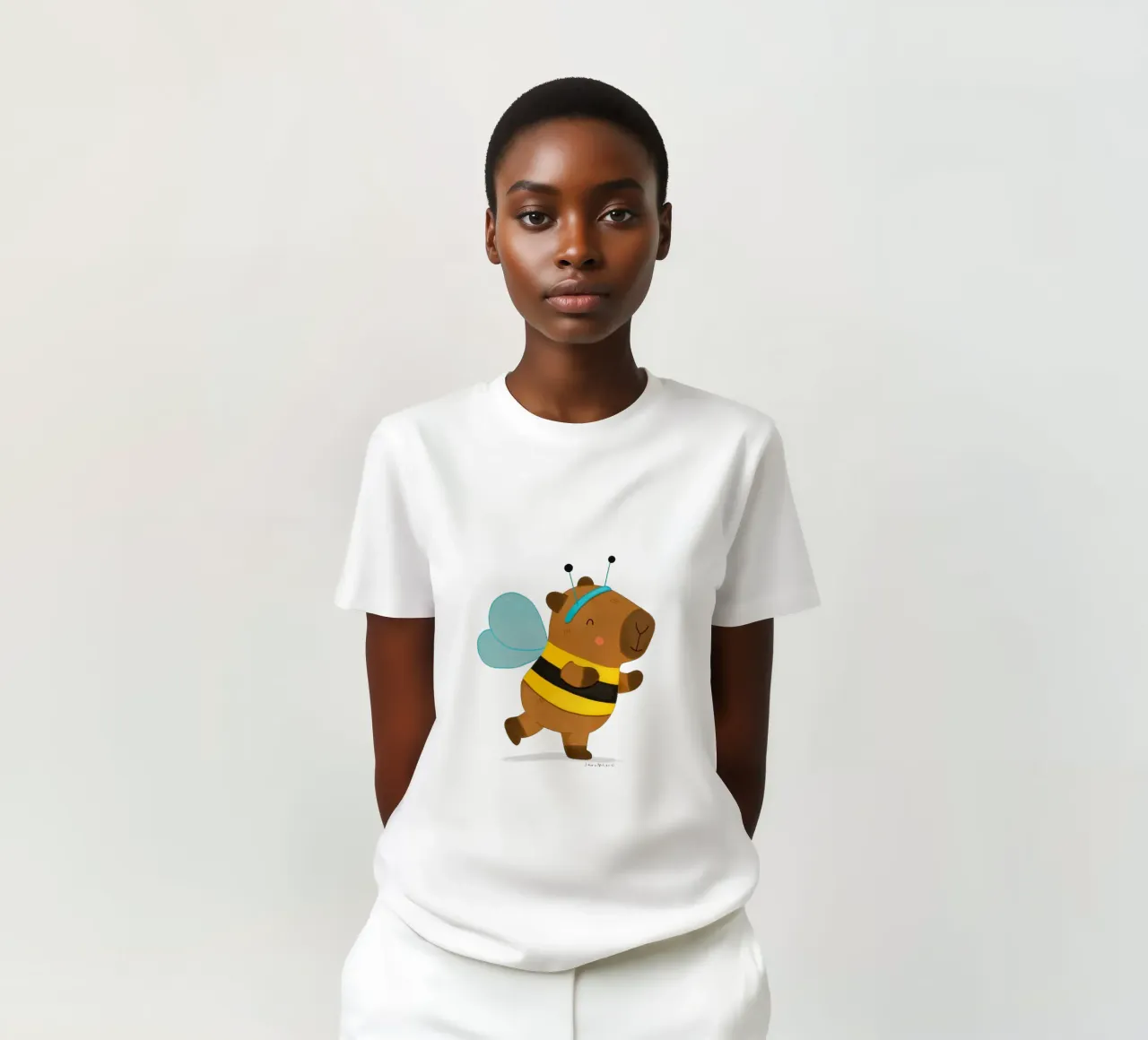 Capybara wearing a Bee Costume t-shirt van julianamotzko