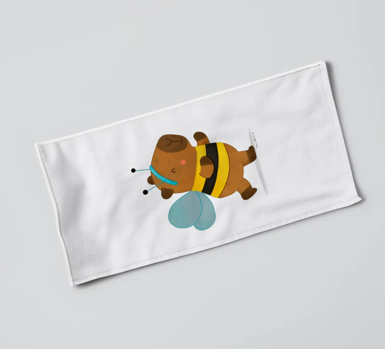 Capybara wearing a Bee Costume asciugamano da bagno da julianamotzko