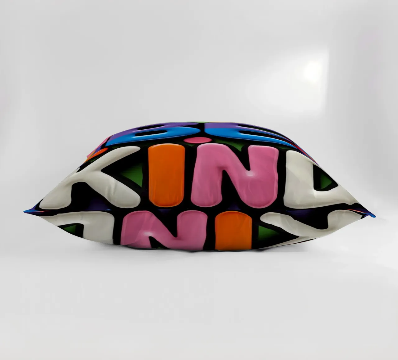Testo BE KIND con forme colorate cuscino da DesignDoodle