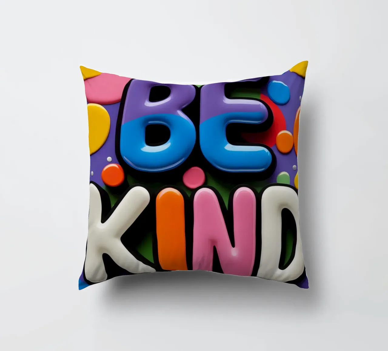 Testo BE KIND con forme colorate cuscino da DesignDoodle
