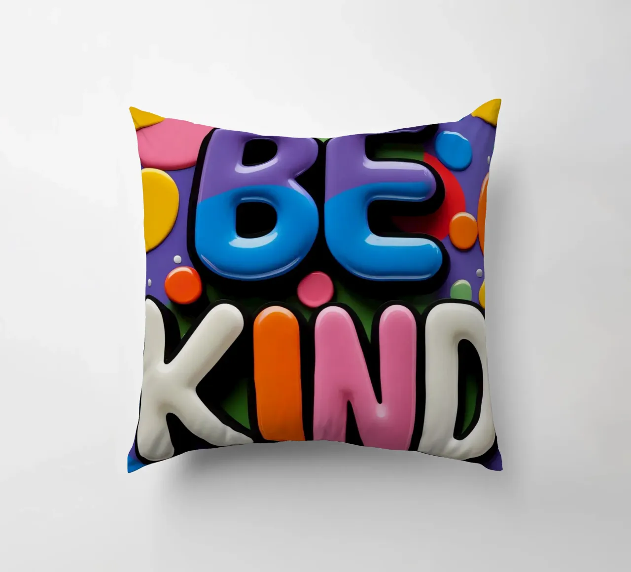 Testo BE KIND con forme colorate cuscino da DesignDoodle