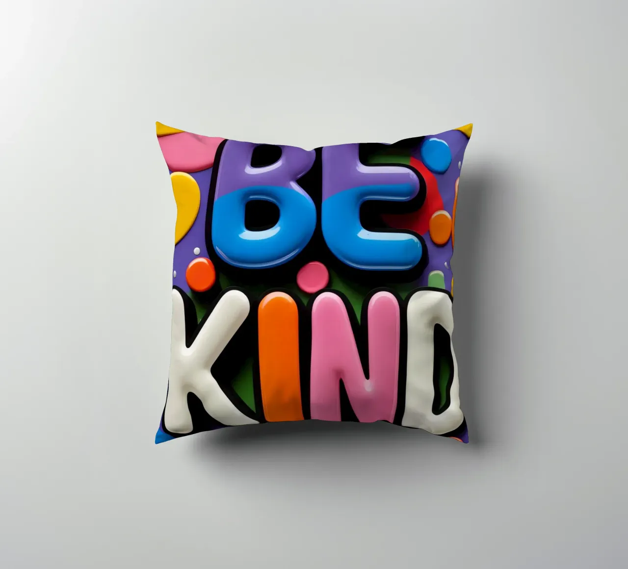 Testo BE KIND con forme colorate cuscino da DesignDoodle