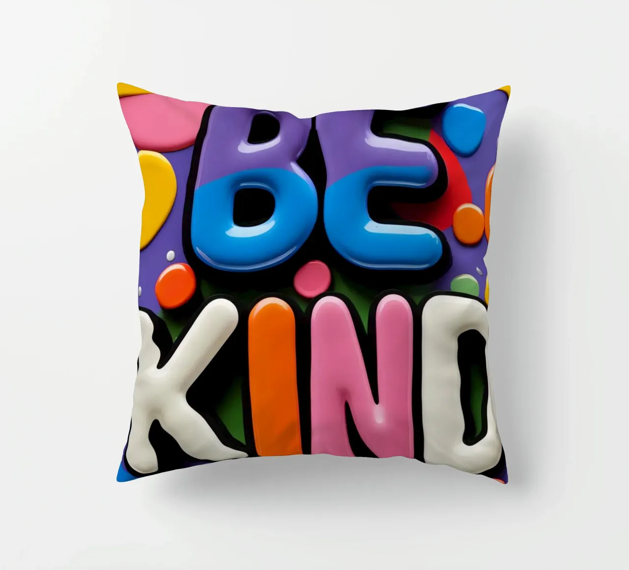Testo BE KIND con forme colorate cuscino da DesignDoodle
