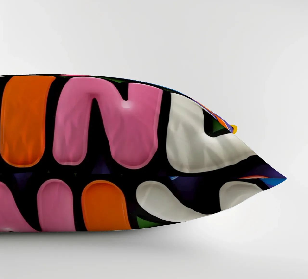 Testo BE KIND con forme colorate cuscino da DesignDoodle