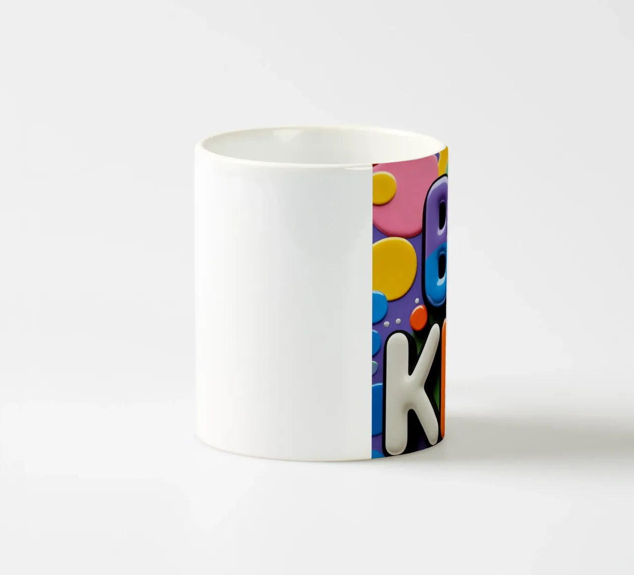 BE KIND tekst met kleurrijke vormen keramische mok van DesignDoodle