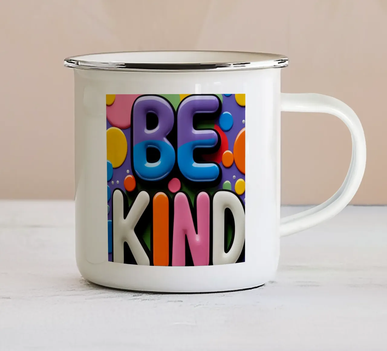Texto BE KIND con formas de colores taza de esmalte de DesignDoodle
