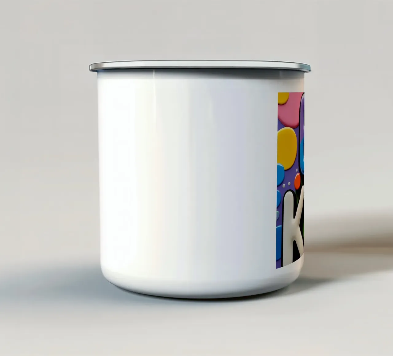 Texto BE KIND con formas de colores taza de esmalte de DesignDoodle