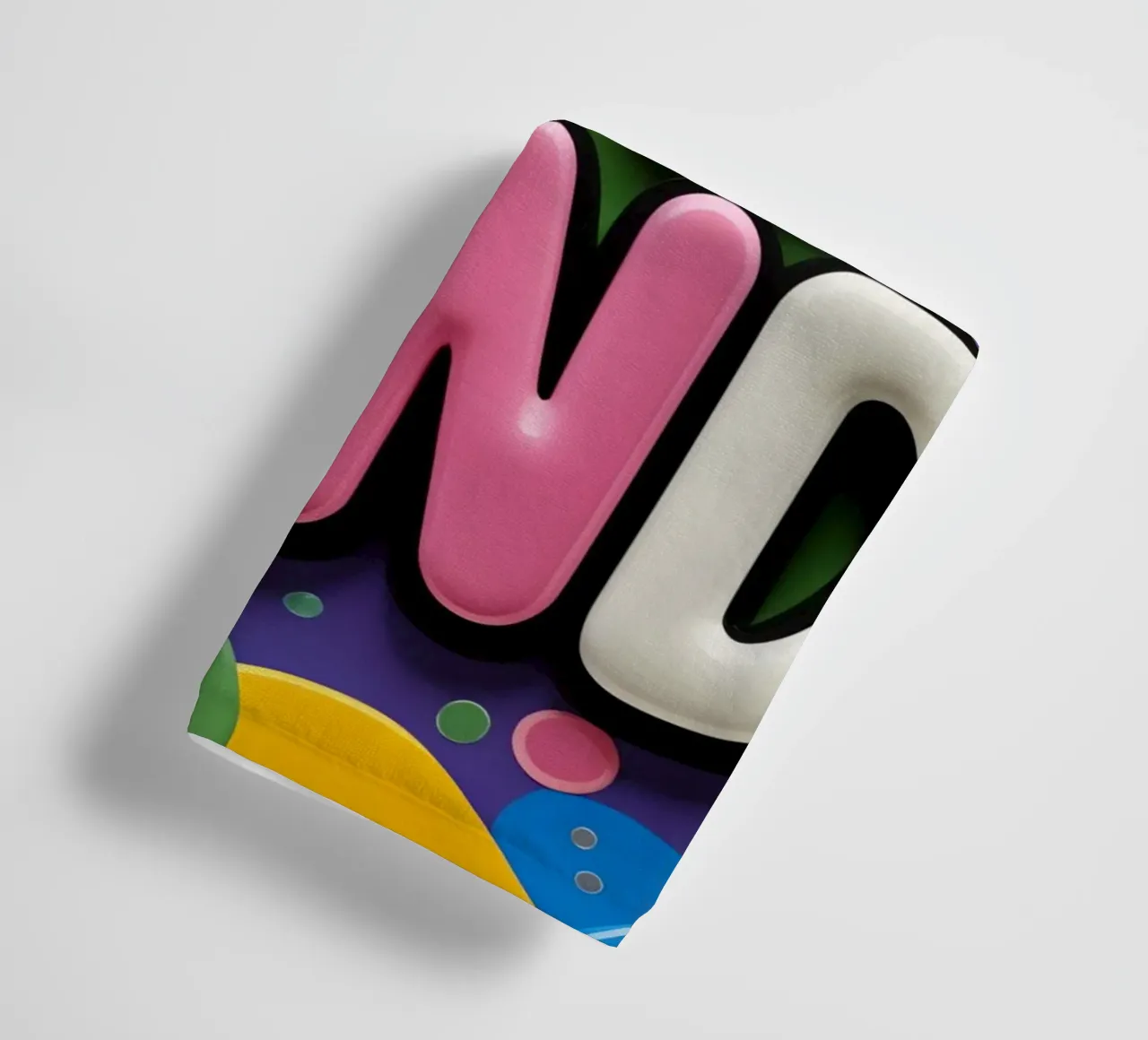 Testo BE KIND con forme colorate asciugamano da bagno da DesignDoodle