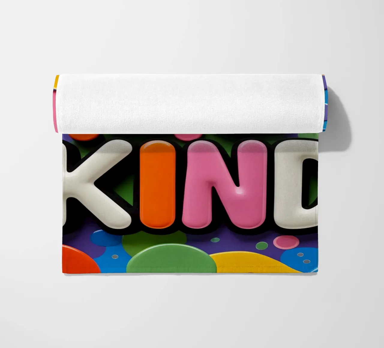 Testo BE KIND con forme colorate telo mare da DesignDoodle