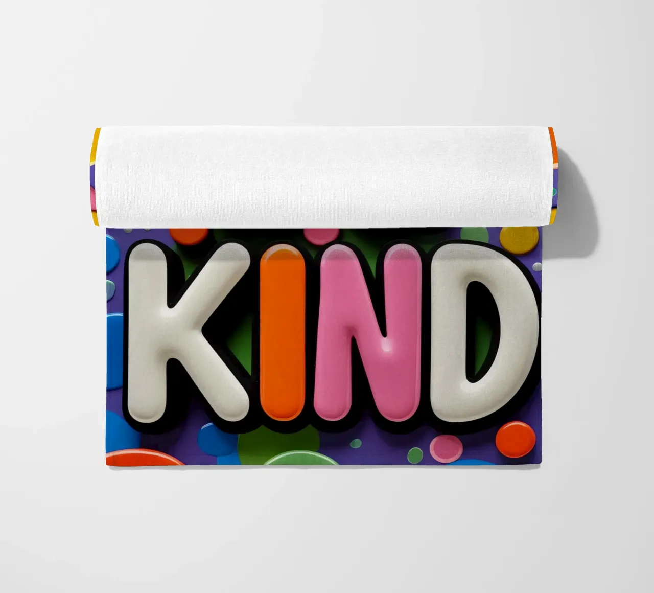 Testo BE KIND con forme colorate telo mare da DesignDoodle