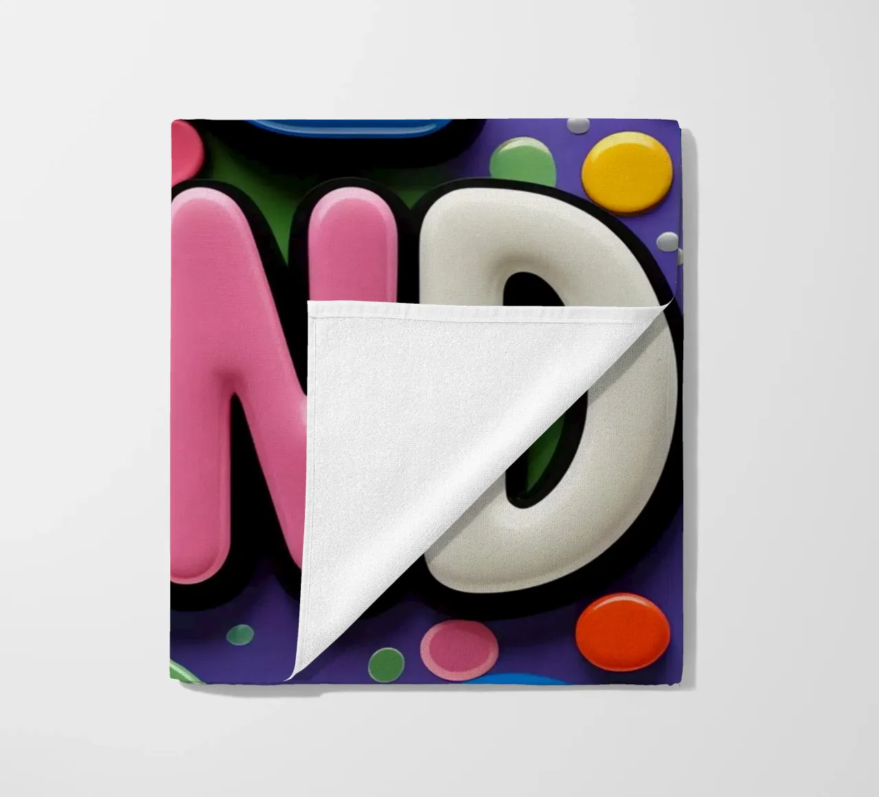 Testo BE KIND con forme colorate telo mare da DesignDoodle