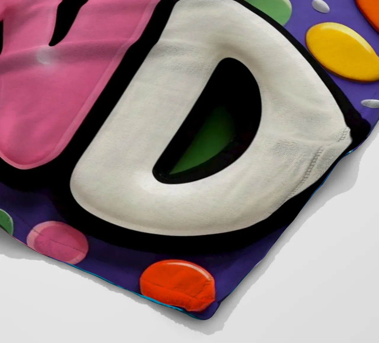 Testo BE KIND con forme colorate coperta in pile da DesignDoodle