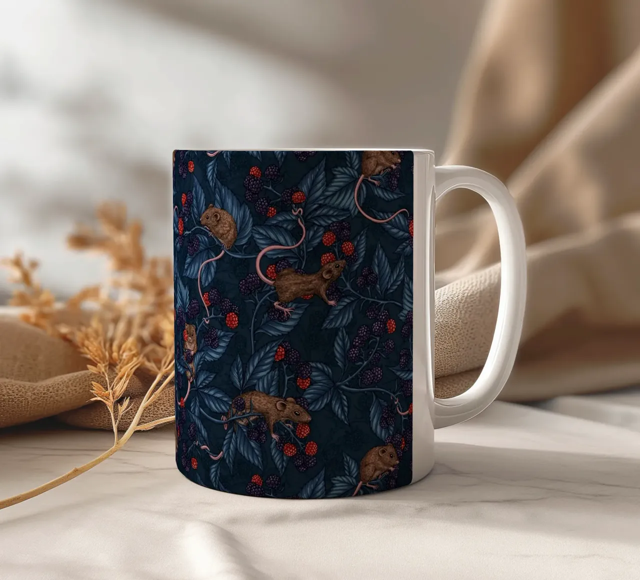 Topi e more su bianco tazza in ceramica da Painted Nature
