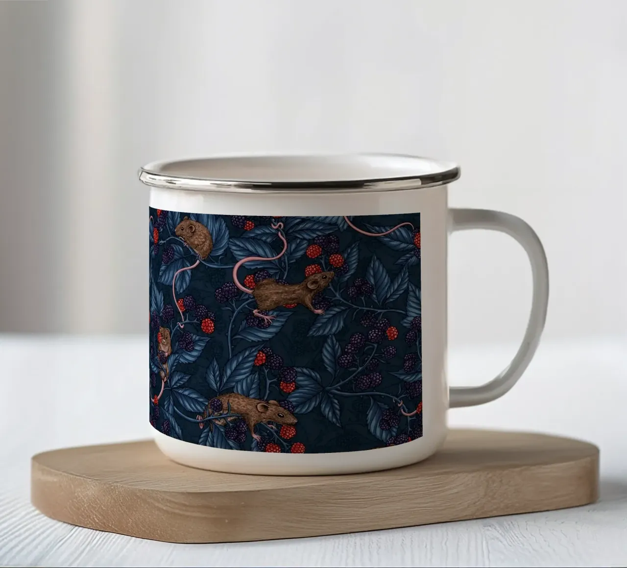 Topi e more su bianco tazza in smalto da Painted Nature