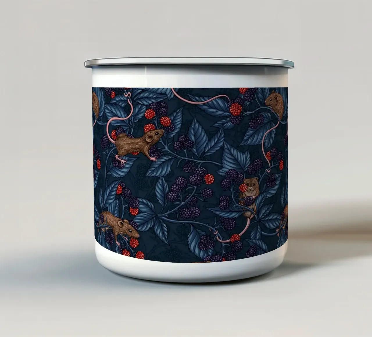 Topi e more su bianco tazza in smalto da Painted Nature