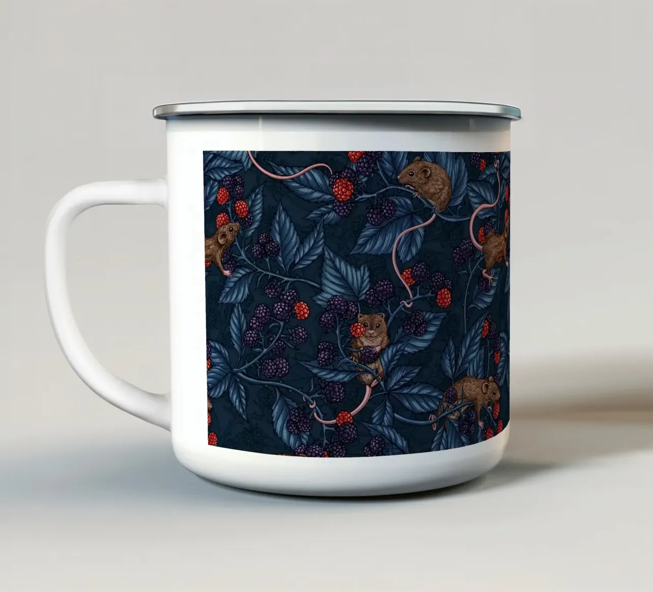 Topi e more su bianco tazza in smalto da Painted Nature
