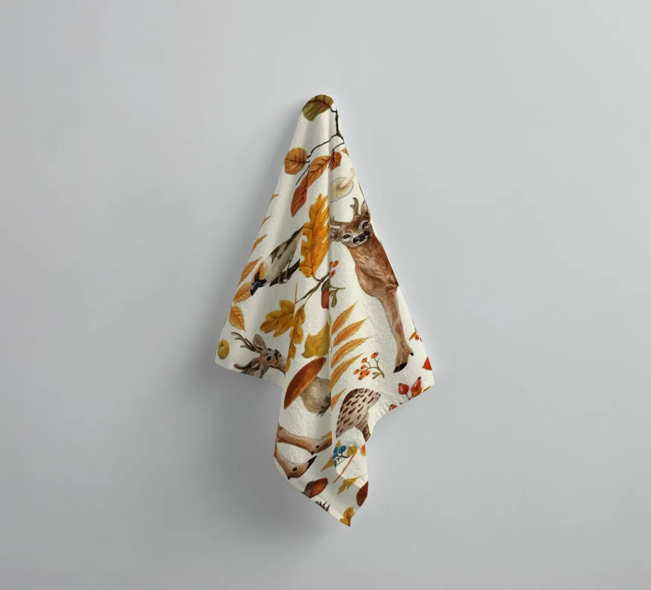 Herfstflora en -fauna op gebroken wit badhanddoek van Painted Nature