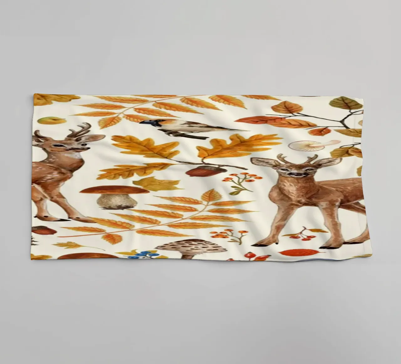 Herfstflora en -fauna op gebroken wit badhanddoek van Painted Nature